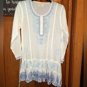 Urban Mangoz Embroidered White and Blue Women's Boho Top In A Size XL.